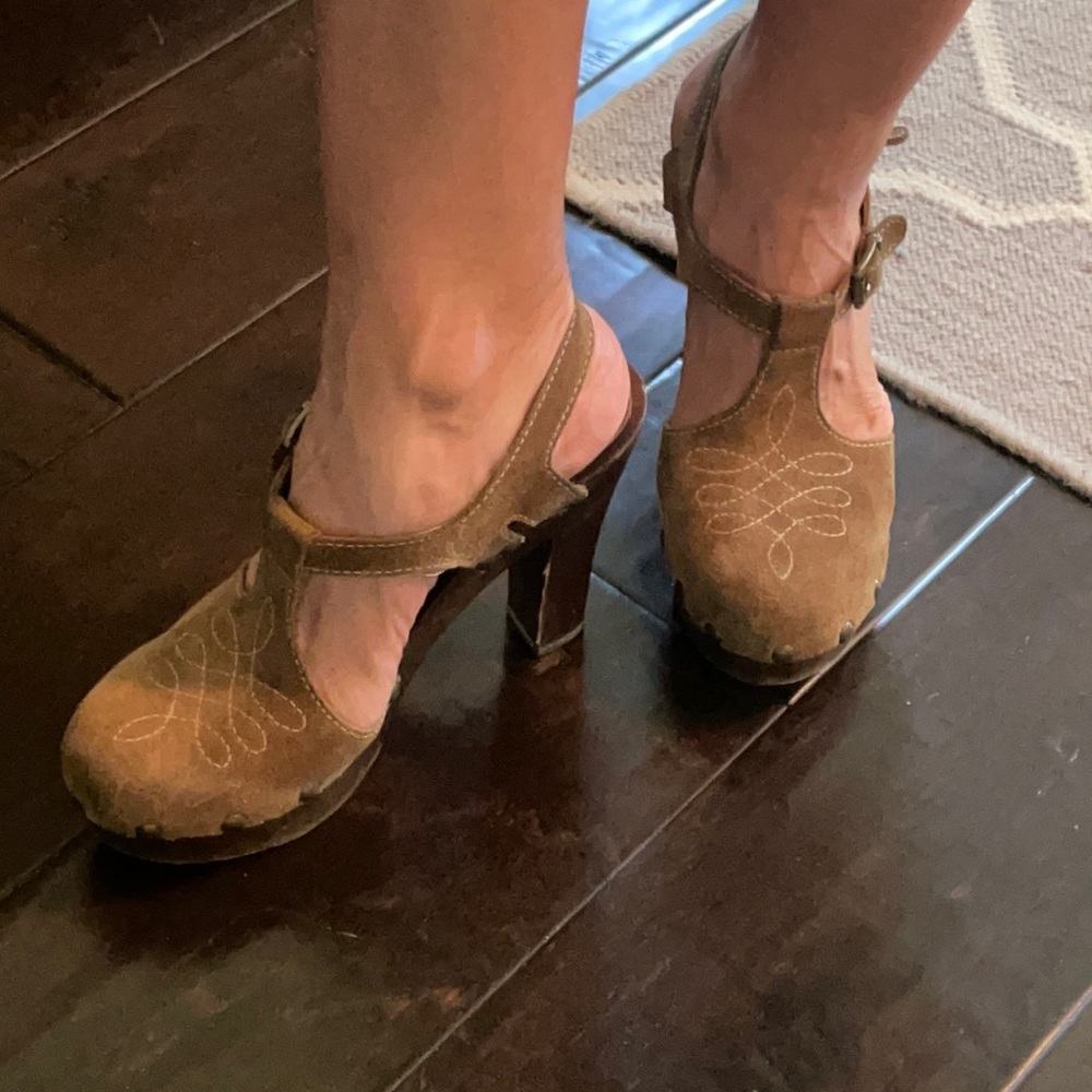Super cute Michael Kors clogs!